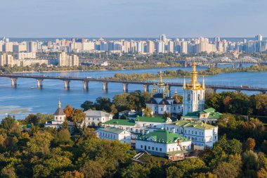 Kiev Pechersk Lavra ve Dnepr nehir manzarası. Kiev, Ukrayna.