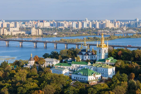 Vista de Kiev Pechersk Lavra y el río Dnepr. Kiev, Ucrania . — Foto de Stock