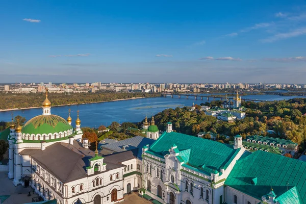 Vista de Kiev Pechersk Lavra, monasterio ortodoxo y río Dnepr . — Foto de Stock
