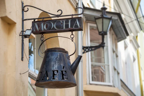 Tallinn, Estónia - 2 de junho de 2016: Sinalização de café vintage no th — Fotografia de Stock