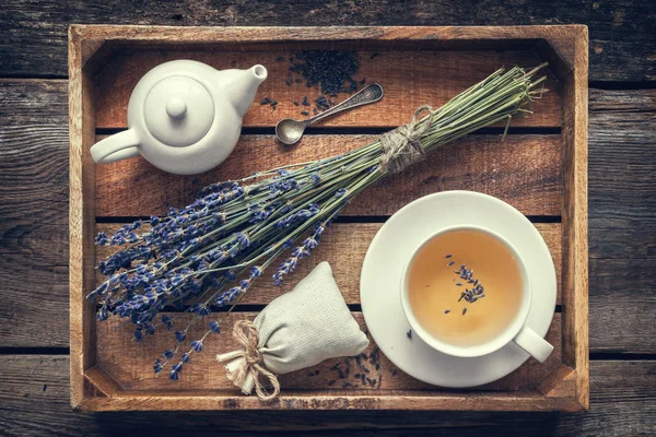 Bouquet de fleurs de lavande, thé sain en tasse, théière et sachet — Photo