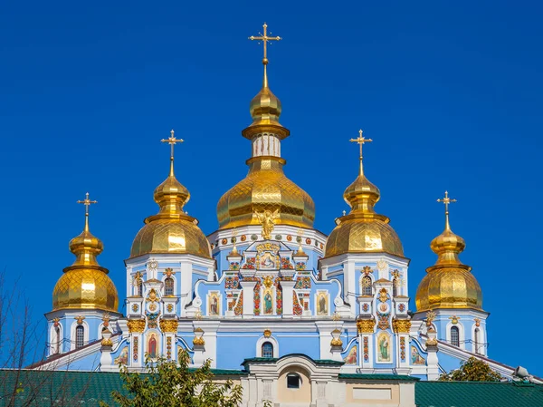 St Michael złotą kopułą katedry na tle błękitnego nieba, Kijów, Ukraina. — Zdjęcie stockowe