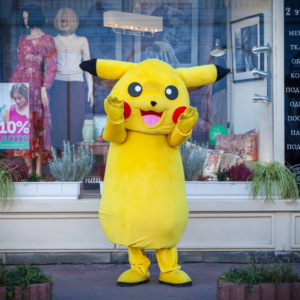 KIEV, UKRAINE - SEPTEMBER 17, 2016: Pikachu mascot near shop in Kiev, Ukraine. — Stock Photo, Image