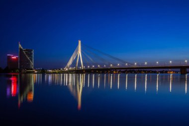 Alacakaranlıkta ışıklı köprü Riga, Letonya.