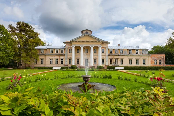 Krimulda palace Gauja Milli Parkı yakınındaki Sigulda, Letonya. — Stok fotoğraf
