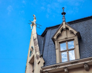 Garret çatı heykeller ve windows, Riga, Letonya.