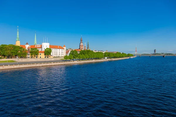 Casco antiguo de Riga y río Daugava en el día de verano. Riga, Letonia — Foto de Stock