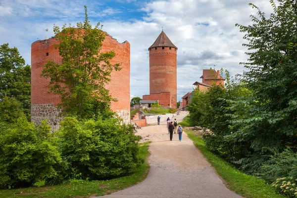 Cesta na starý Hrad Turaida. Sigulda, Lotyšsko. — Stock fotografie
