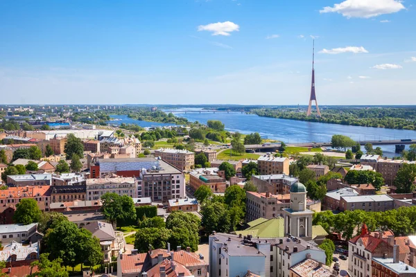 Vista da construção da Academia de Ciências na cidade de Riga, Letónia — Fotografia de Stock