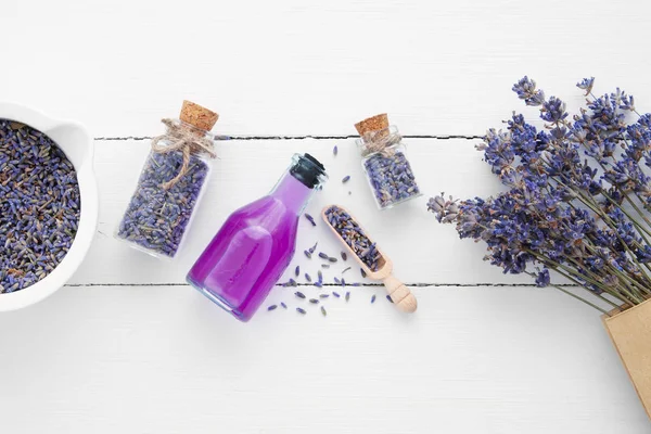 Fles van de mortel, etherische olie, lavendel op witte achtergrond — Stockfoto