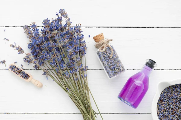 Fles van drankje, mortel, of etherische olie Lavendel op wh — Stockfoto