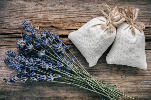 Bouquet de fleurs de lavande sèches et sachets remplis de lavande séchée — Photo