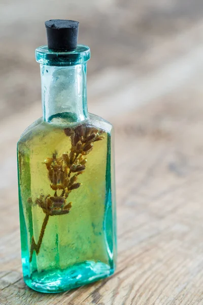 Vintage flesje etherische olie op tafel. — Stockfoto