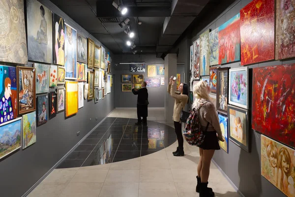 Minsk, Bielorrússia - 02 de fevereiro de 2017: Galeria "Casa de pinturas" pinturas de artistas expostos . — Fotografia de Stock