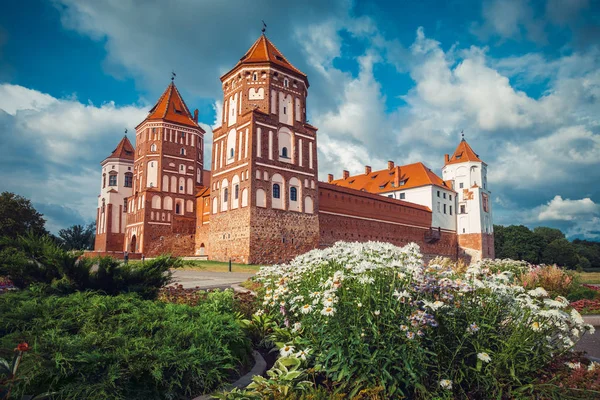 Wit-Russische toeristenaantrekkelijkheid landmark Kasteel Mir op zomer zee — Stockfoto