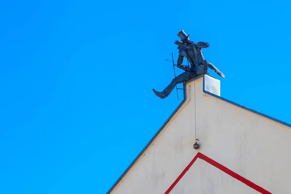 Klaipeda, Lituânia - 20 de julho de 2016: Escultura do limpador de chaminés no telhado . — Fotografia de Stock