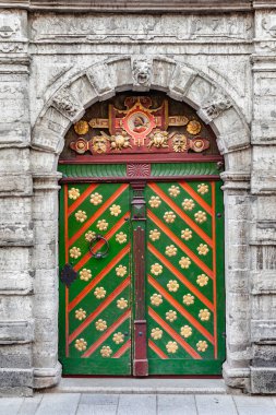 Vntage Ortaçağ kapı eski Tallinn CIT içinde eski bir bina cephesinde