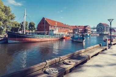 Litvanya, Klaipeda - 20 Temmuz 2016: Gemi ve tekneler Dane Nehri üzerinde.