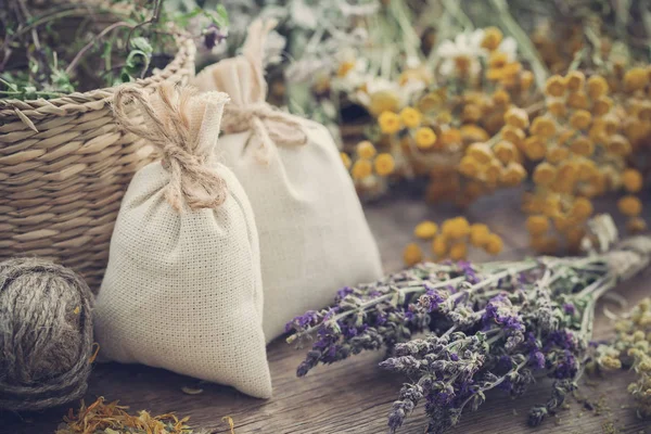 Мешки с сушеными лекарственными травами и гроздями целебных трав — стоковое фото