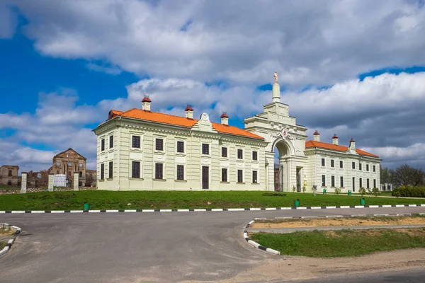 Белоруська визначна пам'ятка - Ружанський палац, резиденція Сапєг, Білорусь. — стокове фото