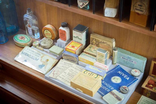 Grodno, Belarus - April 5, 2017: shelf with retro drugs and medicaments in the pharmacy museum of Grodno in the Historical Center of city. Grodno, Belarus. — Stock Photo, Image