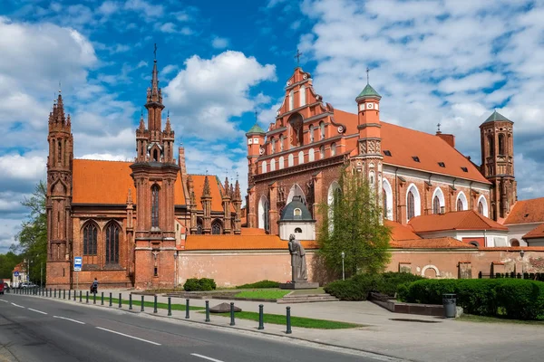 Conjunto de la iglesia de Santa Ana y Bernardina en primavera. Vilna, Lituania . — Foto de Stock