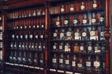 Kaunas, Litvanya - 12 Mayıs 2017: raf eski eczacı eczane ve tıp tarihi Müzesi'nde kabine retro ilaçlarla şişeleri. Kaunas, Litvanya.