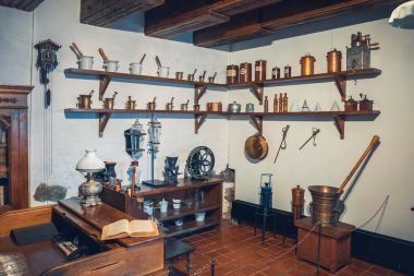 Kaunas, Litvanya - 12 Mayıs 2017: raf retro tüpleri uyuşturucu ve tıp tarihi ve eczane Müzesi vintage labaratuar donanımları ile. Kaunas, Litvanya.