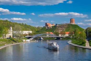 Panoramik eski şehir Vilnius, şafak kule ve nehir Vilia, Vilnius, Litvanya
