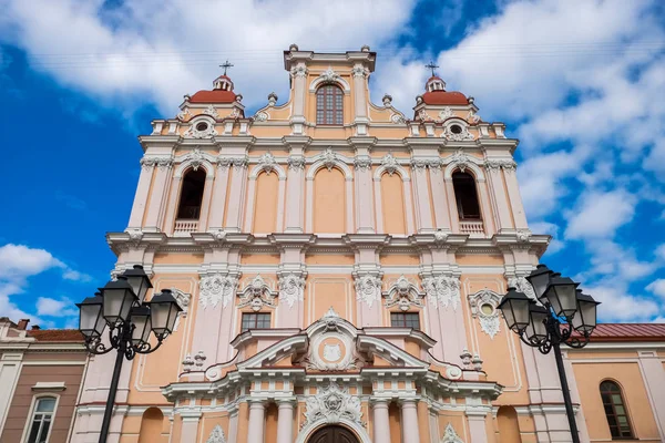 Fassade der St. Kasimir-Kirche in der Altstadt von Vilnius, Litauen. — Stockfoto
