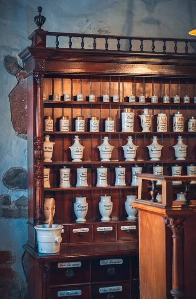 Kaunas, Litauen - 12. mai 2017: gammelt apotekskap med retrohetteglass, porselenskrukker med narkotika i Museum of the History of Medicine and Pharmacy. Kaunas, Litauen . – stockfoto