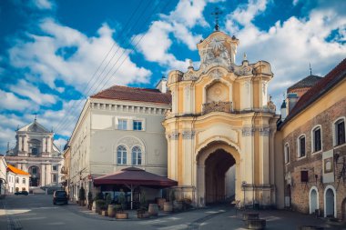 Bazilyen kiliseye oh Holy Trinity ve kilise Aziz Teresa arka plan üzerine Gates. Vilnius, Litvanya. 
