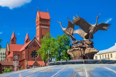 Kilise aziz Simon ve Helena (kırmızı kilise) ve heykel bronz leylek, bağımsızlık Meydanı Minsk, Beyaz Rusya.