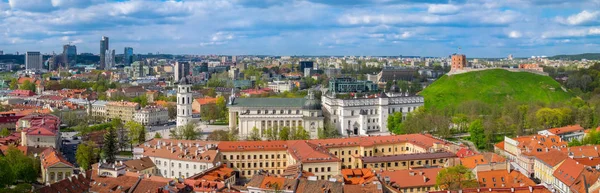 Panoráma a Vilnius régi város városkép, Nézd, a St. Johns harangtorony. — Stock Fotó