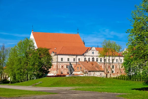 Iglesia de San Jorge Mártir Kaunas y Monasterio Bernardino. Kaunas, Lituania . — Foto de Stock