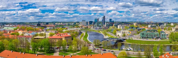 Vista panorámica del casco antiguo de Vilna, paisaje urbano y río. Lituania . —  Fotos de Stock