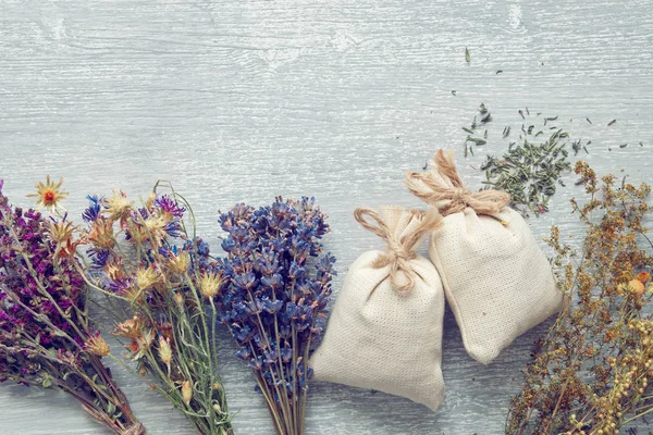 Manojos Hierbas Curativas Bolsitas Tablero Madera Gris Medicina Herbal Vista — Foto de Stock