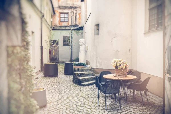 Patio in the old town of Vilnius, Lithuania. — Stock Photo, Image