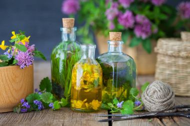 Tentür veya infüzyon şifalı otlar, harç, makas, ahşap tahta üzerinde şifalı otlar şişe. Bitkisel Tıp kavramı.