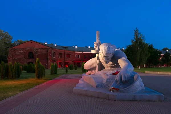 Brest, Wit-Rusland - 21 juni, 2017: De dorst sculptuur in War Memorial complexe Brest held Fort. Brest, Wit-Rusland. — Stockfoto