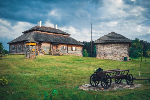 Casas étnicas retro en el paisaje rural - pueblo natal de Tadeusz Kosciuszko - Kossovo, región de Brest, Bielorrusia . — Foto de Stock