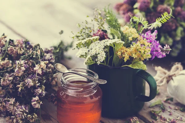Caneca de ervas curativas, chaleira de chá velha, jarra de mel e plantas medicinais para chá de ervas saudável. Medicina herbácea. Retro tonificado . — Fotografia de Stock