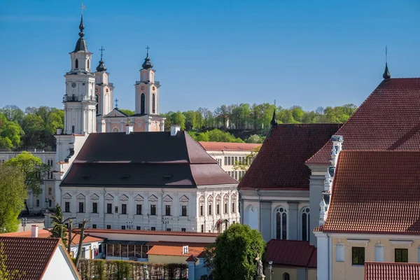 Veduta del municipio, della chiesa di San Francesco Saverio, del monastero Bernardino e del centro storico di Kaunas, Lituania . — Foto Stock