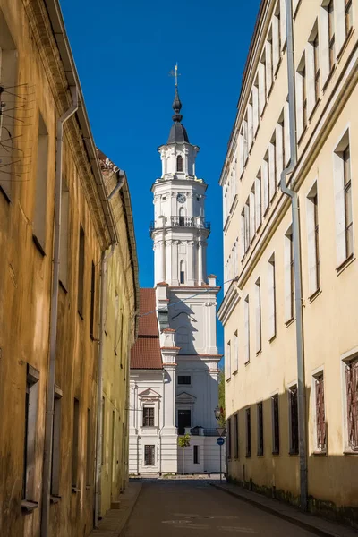 Vista del Ayuntamiento desde la calle Daugirdo. Kaunas, Lituania . —  Fotos de Stock