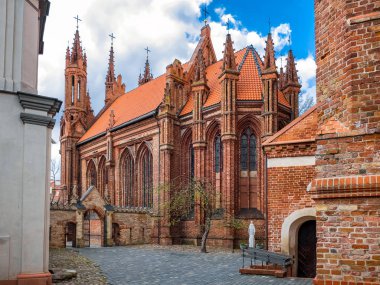 St Anne ve Bernardine Kilisesi topluluğu Courtyard. Vilnius, Litvanya.