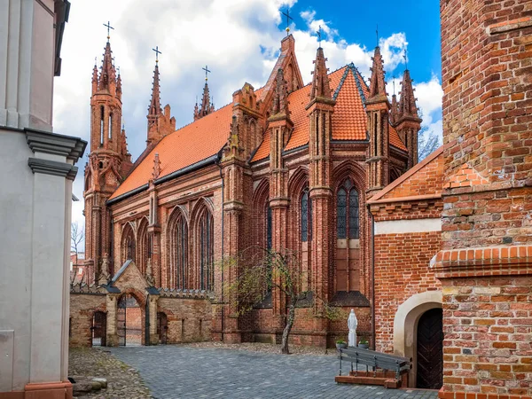 Pátio do Ensemble de Santa Ana e da Igreja Bernardina. Vilnius, Lituânia . — Fotografia de Stock