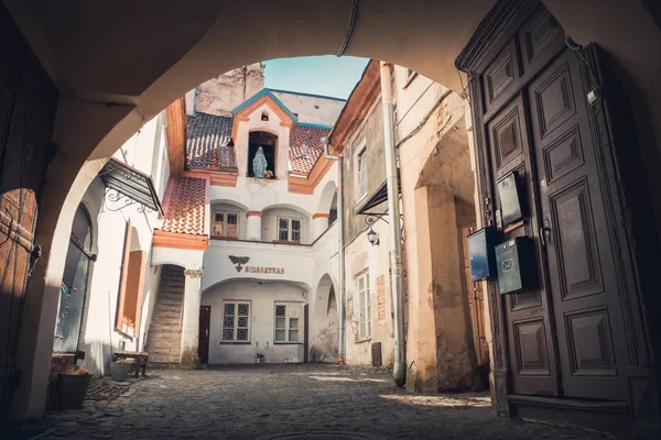 Vilnius, Litvanya - 14 Mayıs 2017: avlu Pilies sokakta Vilnius, Litvanya.