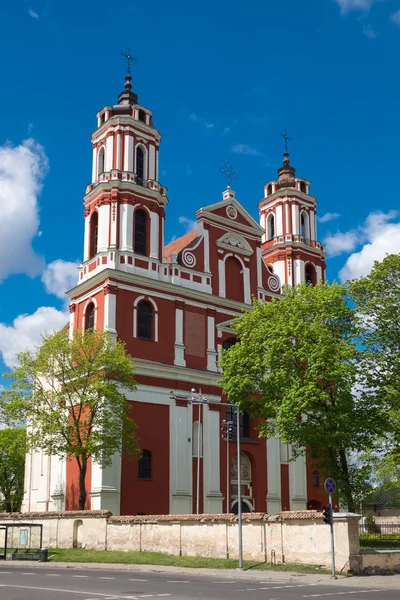 Chiesa di San Filippo e San Giacomo a Vilnius in primavera, Lituania . — Foto Stock