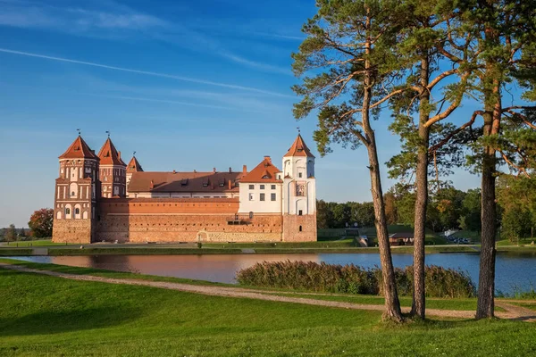 Park und Schloss in mir Dorf, Minsk Gebiet, Weißrussland. — Stockfoto