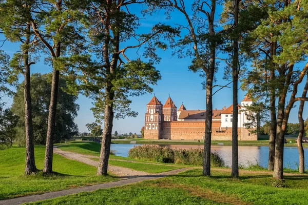 Prachtig park en kasteel in Mir dorp, Minsk regio, Belarus. — Stockfoto